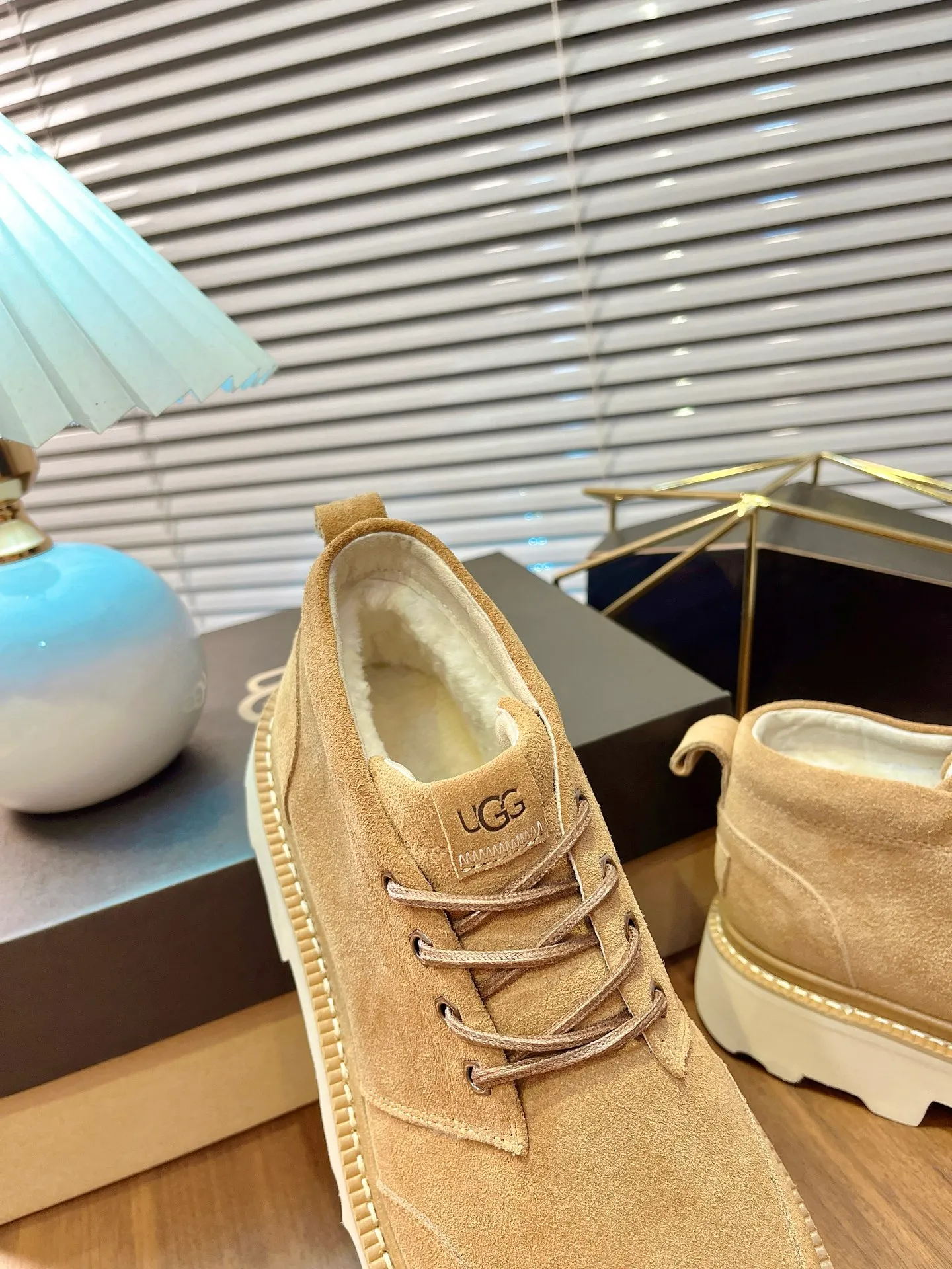 [UGG] P: 580💰 Size: 40 to 44 (45 custom-made) 2025 new style 𝑼𝑮𝑮•Men's ◾️. Winter snow boots and fur shoes. The matching coefficient is also 100%. 💥Good-looking✨Fully fashionable and full of aura when worn📈 Lager casual boots, lace-up style. The heels are decorated with hot embossed brand logos. Item No.: 1171113 Upper: high-quality cow suede Lining: sheepskin imported from Australia 🐑The inner lining is made of Australian lamb wool Outsole: EVA non-slip outsole. 45